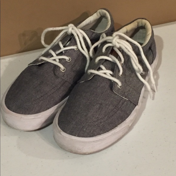 boys grey canvas shoes